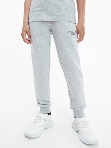 Calvin Klein Jeans Regular Broek 'Stack' in Grijs: voorkant