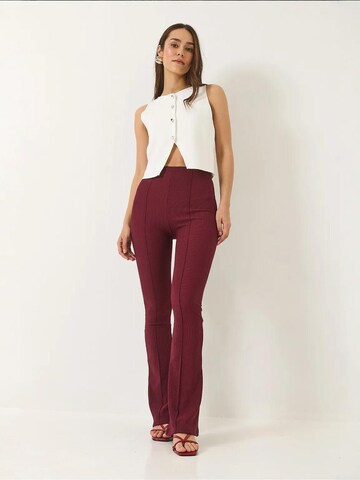 Bianco Lucci - Flared Calças com vincos em vermelho