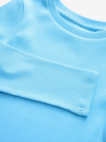 T-Shirt Next en bleu