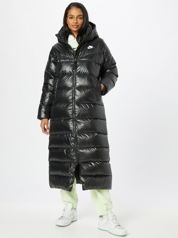 Manteau d’hiver Nike Sportswear en noir : devant