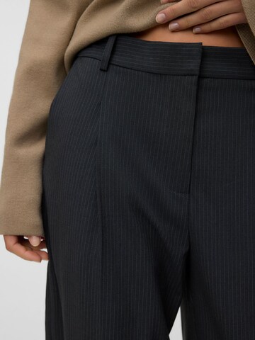 regular Pantaloni con pieghe 'DAFFODIL' di VERO MODA in grigio