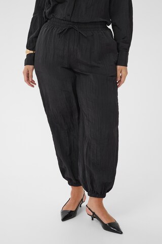 KAFFE CURVE - Loosefit Pantalón 'KCdabbie' en negro