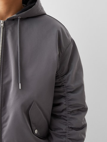 Bershka Prehodna jakna | siva barva