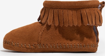 Minnetonka Обувь для малышей 'Back Flap' в Коричневый: спереди