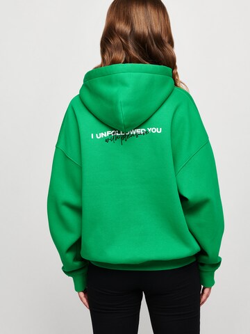 UNFOLLOWED x ABOUT YOU Sweatshirt 'STRONG' in Groen: terug