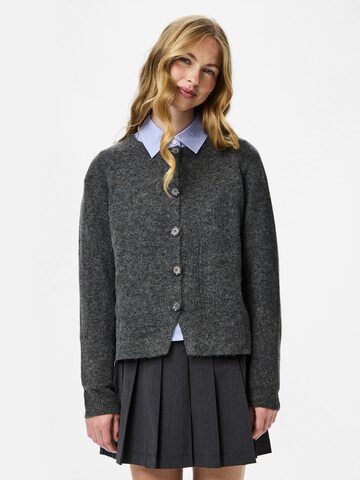 Cardigan 'PCJIKO' PIECES en gris : devant