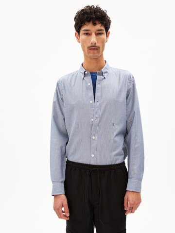 Coupe regular Chemise 'QUAASA' ARMEDANGELS en bleu : devant