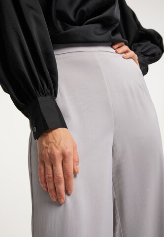 Wide leg Pantaloni di usha BLACK LABEL in grigio