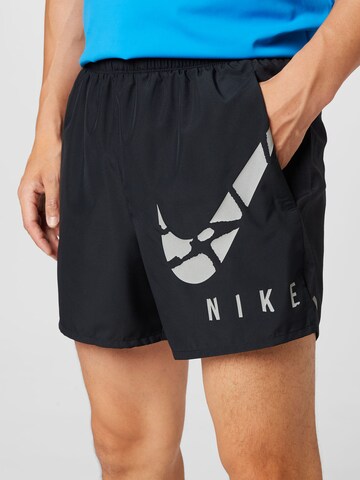 NIKE Regular Sportshorts in Schwarz