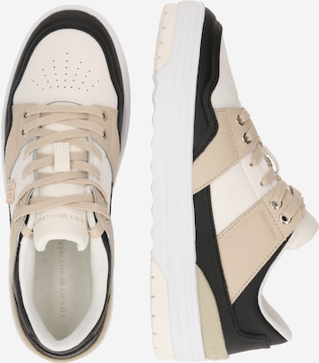 TOMMY HILFIGER - Zapatillas deportivas bajas 'Basket' en blanco