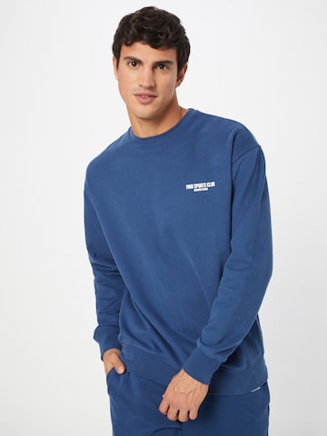 PARI Sweatshirt 'SPORTS CLUB' in Blauw