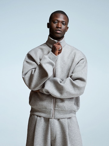 Veste de survêtement Bershka en gris : devant