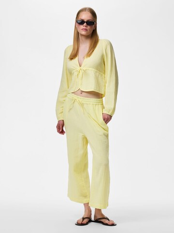 Wide Leg Pantalon 'PCSastina' PIECES en jaune