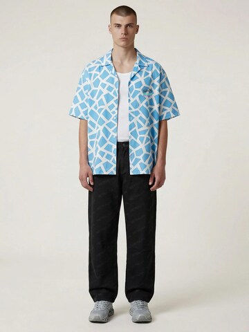 METRALHA - Ajuste confortable Camisa 'Metralha x Marest Short Sleeve Shirt All Over Print (blue/white)' en azul