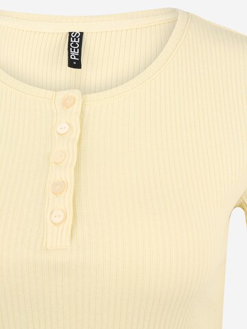 T-shirt 'LUCA' Pieces Petite en jaune