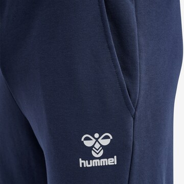 Hummel Tapered Sporthose in Blau