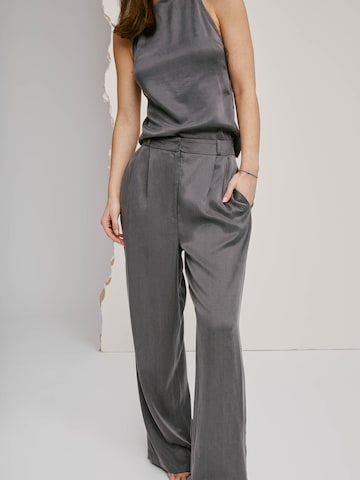 A LOT LESS - Pierna ancha Pantalón plisado 'Florentina' en gris: frente