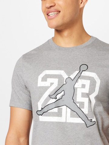 Jordan Bluser & t-shirts 'FLT ESS' i grå