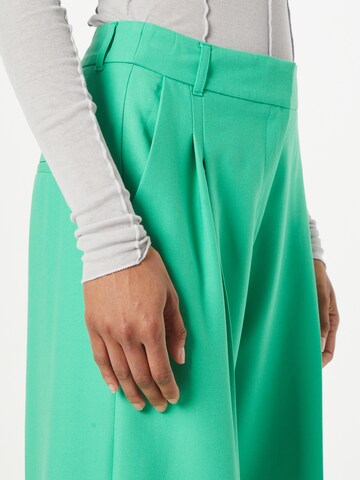 s.Oliver BLACK LABEL Zvonové kalhoty Kalhoty se sklady v pase – zelená