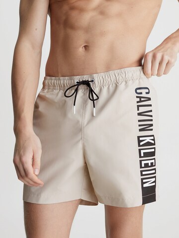 Shorts de bain 'Intense Power' Calvin Klein Swimwear en beige : devant
