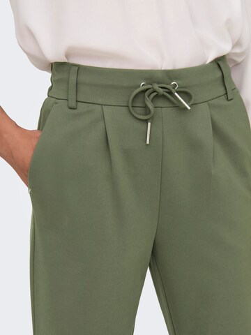 Slimfit Pantaloni con pieghe 'Poptrash' di ONLY in verde