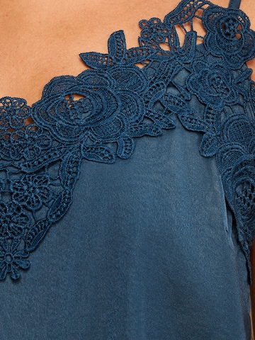 Top de la love & roses pe albastru