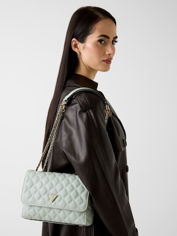 GUESS Schultertasche 'Giully' in Grün