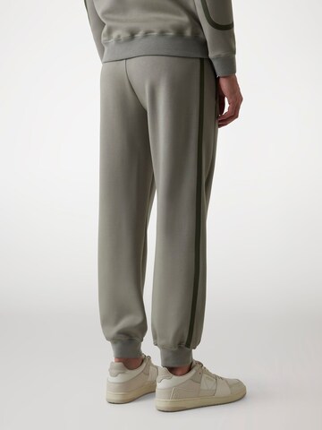 GUESS Tapered Hose in Grün