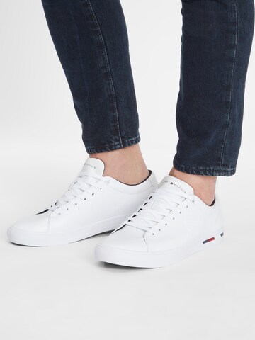 Baskets basses TOMMY HILFIGER en blanc : devant