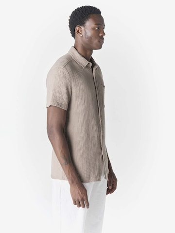 KOROSHI Regular Fit Paita värissä ruskea