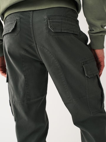 Tapered Pantaloni cargo di Next in grigio