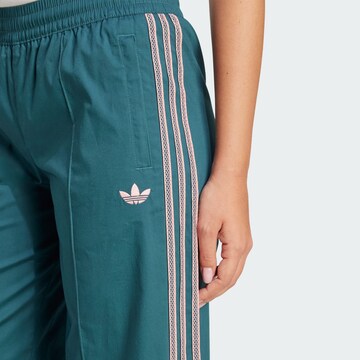 ADIDAS ORIGINALS Szeroka nogawka Spodnie w kolorze zielony