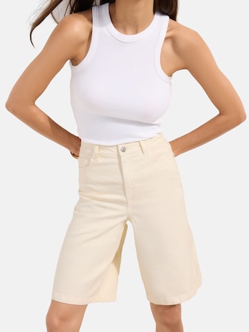 Pantaloni de la Friends Like These pe bej: față