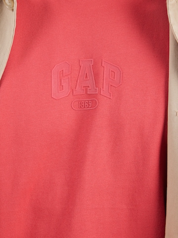 Tricou de la GAP pe roșu