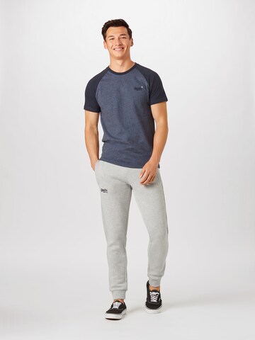 Superdry Tapered Broek in Grijs