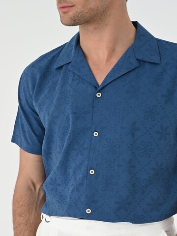Antioch Kurzarmhemd mit Reverskragen in Blau