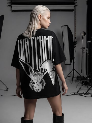 QWX2 Oversized shirt 'Watch Me' in Black