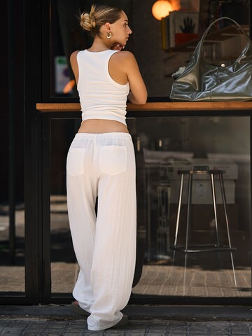 Bershka Široke hlačnice Hlače | bela barva