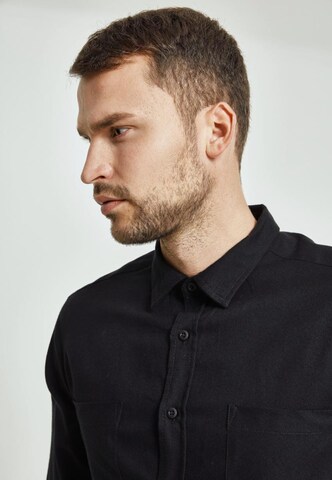 Urban Classics - Ajuste regular Camisa en negro