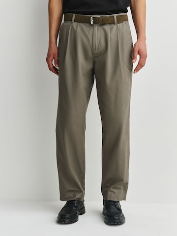 Next Свободный крой Брюки со складками в Зеленый: спереди