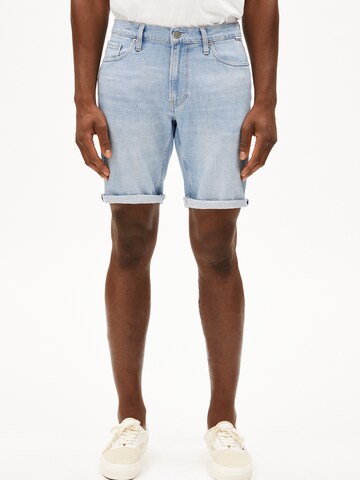 Coupe slim Pantalon ARMEDANGELS en bleu : devant