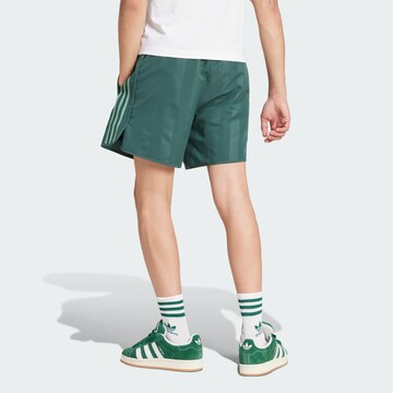 ADIDAS ORIGINALS Lużny krój Spodnie w kolorze zielony