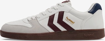 Baskets basses Hummel en blanc : devant