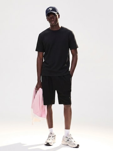 Trening de la Bershka pe negru: față