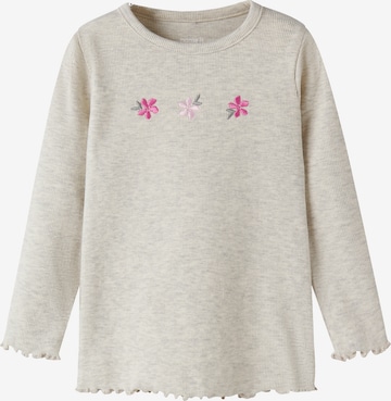 NAME IT T-shirt 'NMFDARI' i grå: framsida