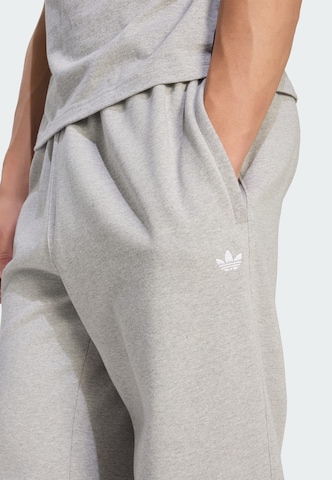 ADIDAS ORIGINALS - Loosefit Calças de desporto 'Trefoil Essentials' em cinzento