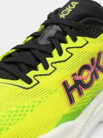 Sneaker de alergat 'MACH X 3' de la HOKA pe galben