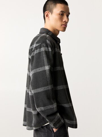 Pull&Bear Comfort Fit Skjorta i svart