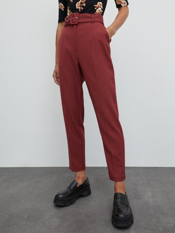 Effilé Pantalon à plis 'Barbara' EDITED en rouge : devant