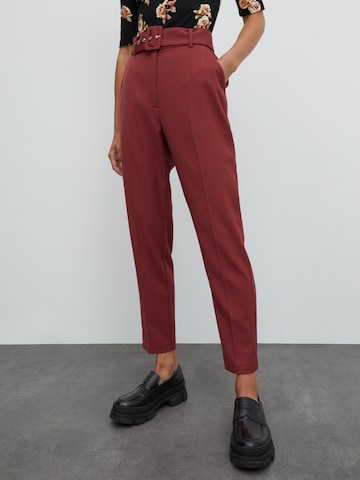 Pantalon à plis 'Barbara' EDITED en rouge : devant